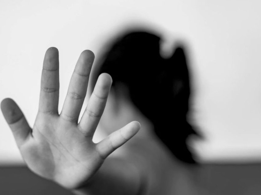 E dënuar për “marrëdhënie seksuale me dhunë”, vihet në pranga 30-vjeçarja