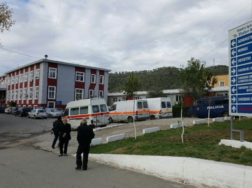 E mitura në Elbasan rrëzohet në kopësht, përfundon në spital