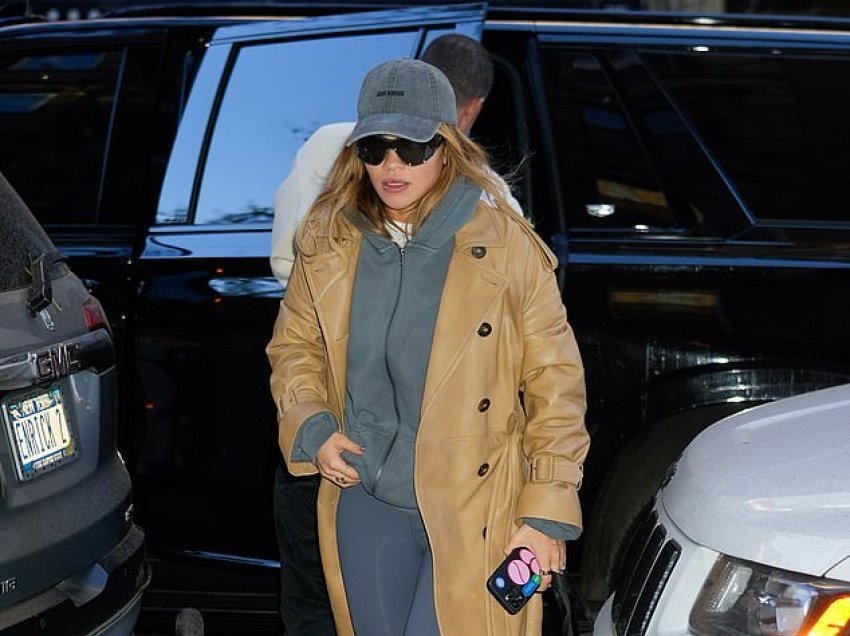 Rita Ora duket mahnitëse me pamjen pa grim dhe veshje sportive teksa rikthehet në New York