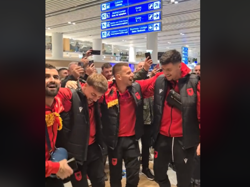 “Gjermania nuk osht si përpara” – Djemtë e kombëtares duke festuar në aeroport pas kualifikimit