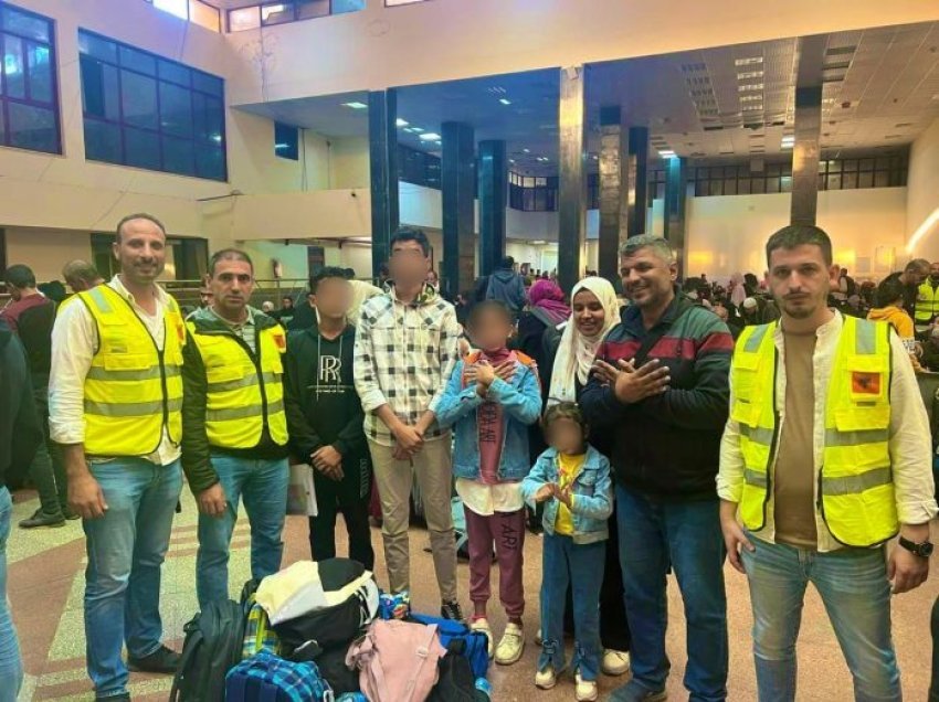 Një familje shqiptare 6-anëtarëshe kthehet nga Gaza, arrin në Shqipëri