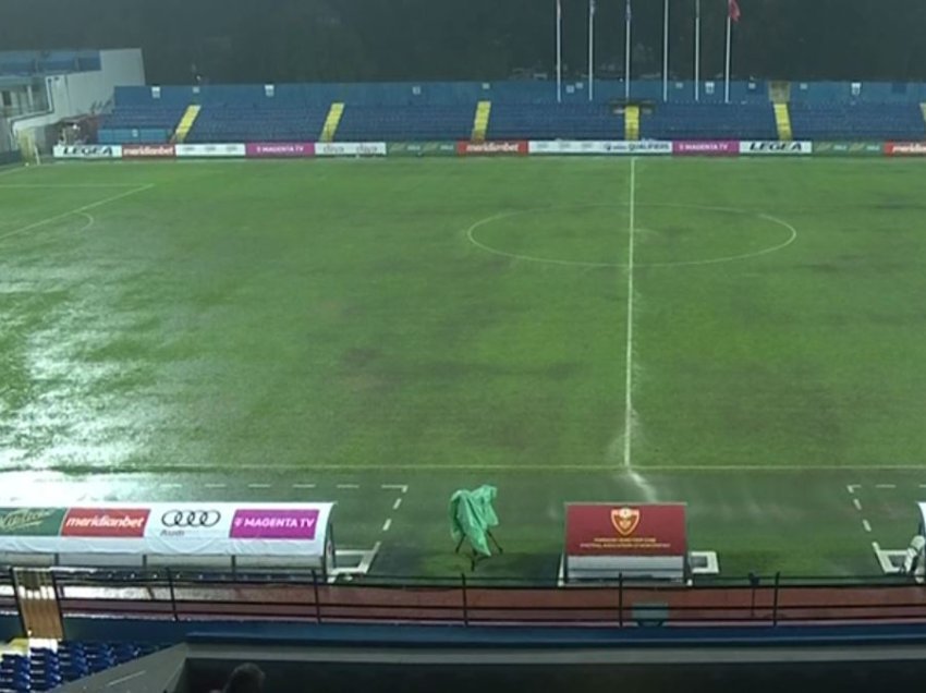 Reshjet e shiut rëndojnë terrenin, ndërpritet ndeshja pas gjysmë ore lojë