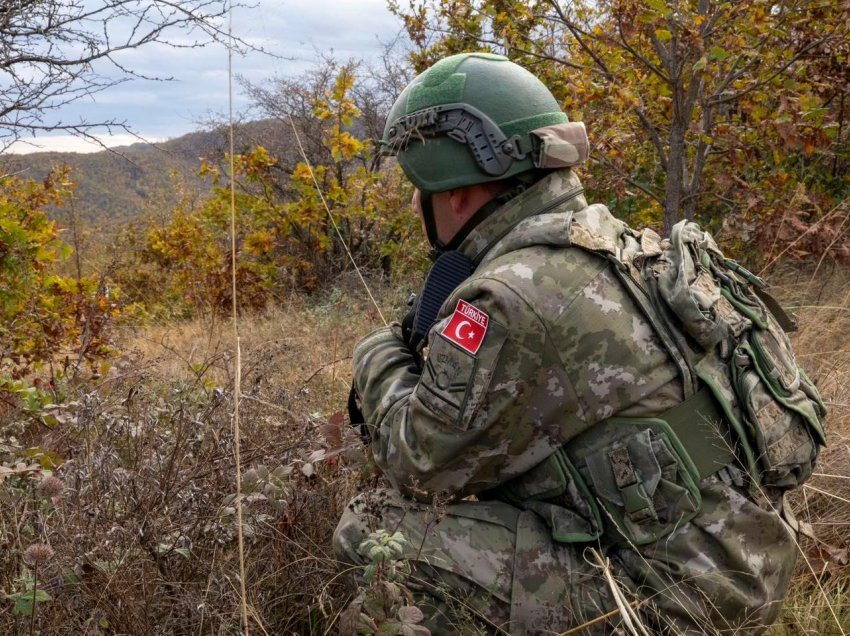 Ushtarët turq duke patrulluar maleve të Kosovës 
