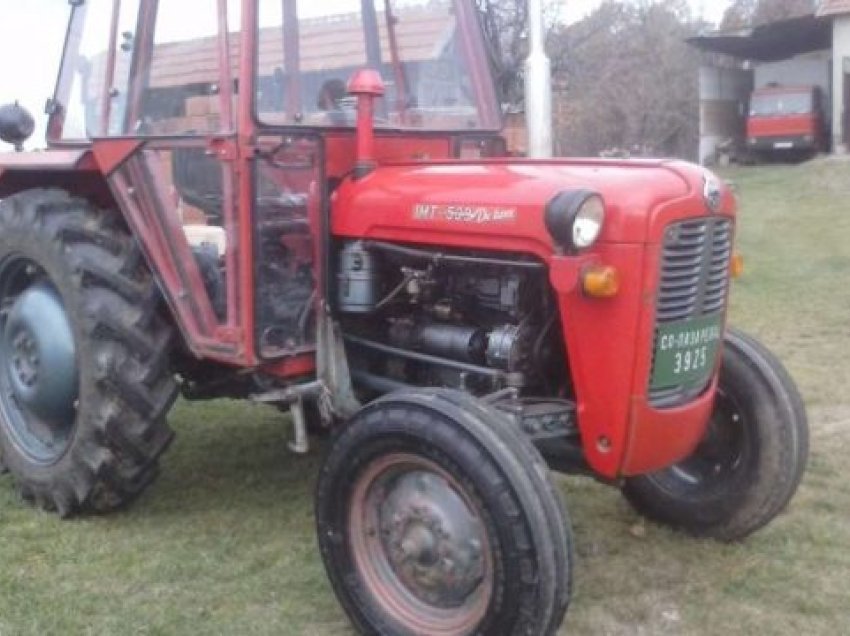 Vidhet një traktor në Prishtinë