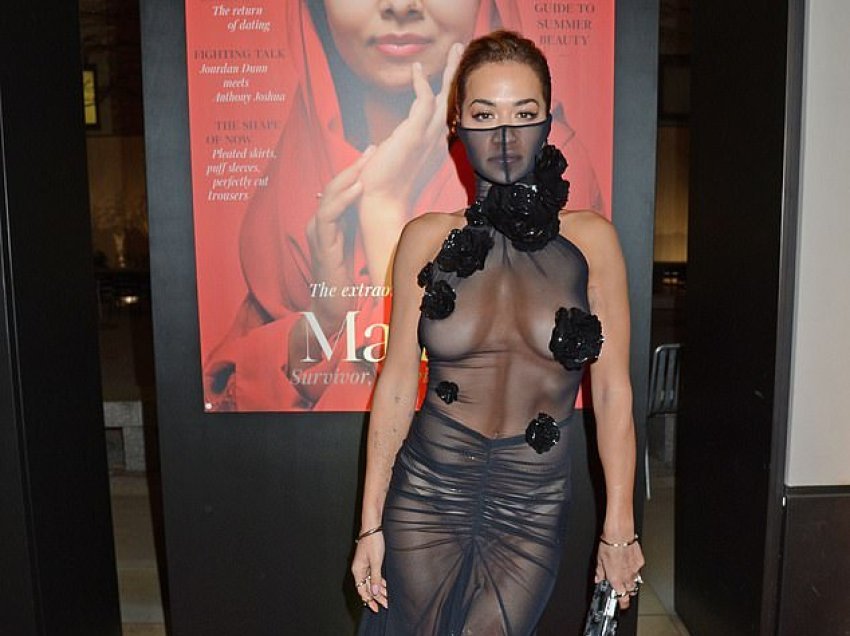 Rita Ora shfaqet pa sytjena me një fustan transparent në festën “Forces For Change” të “British Vogue”