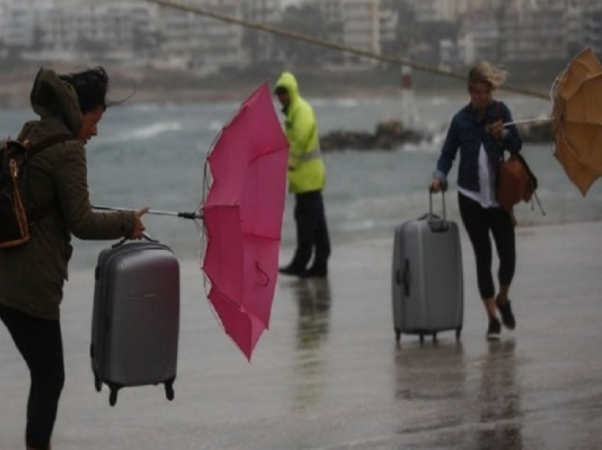 ​Oraret e anijeve u anuluan për shkak të erërave të forta në Greqi