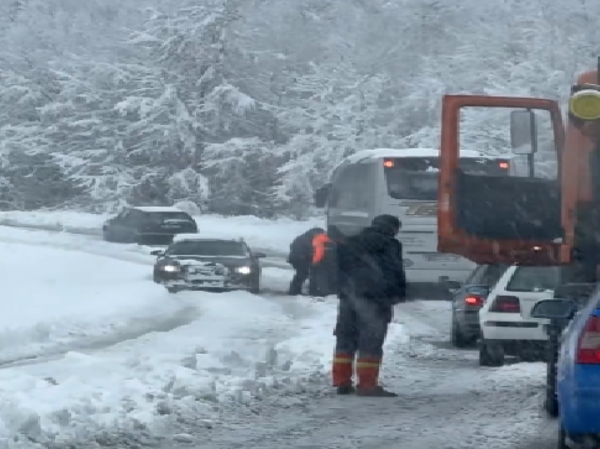 Rruga Zhur-Sharr e bllokuar nga bora, vozitësit në vështirësi të mëdha