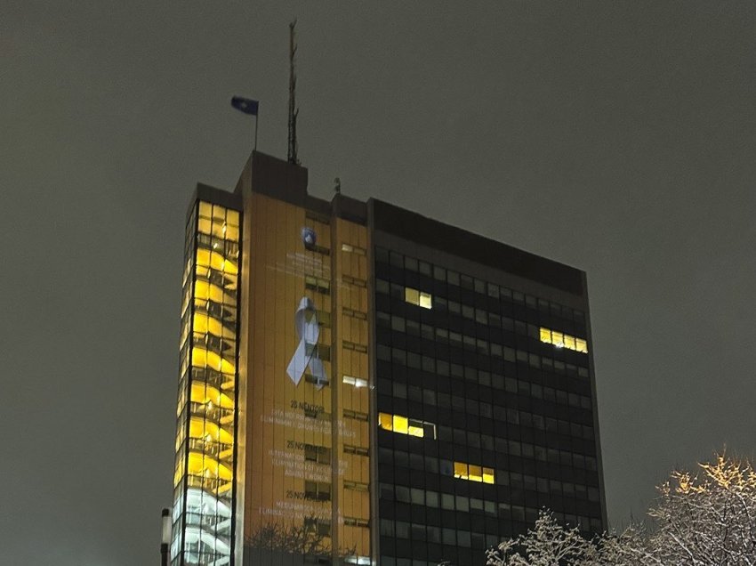Ndërtesa e Qeverisë ndriçohet me ngjyrë të portokalltë