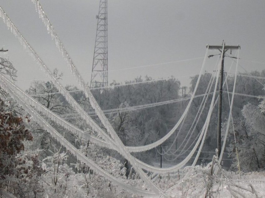 Disa qytete dhe fshatra në Maqedoni mbeten pa energji elektrike për shkak të borës