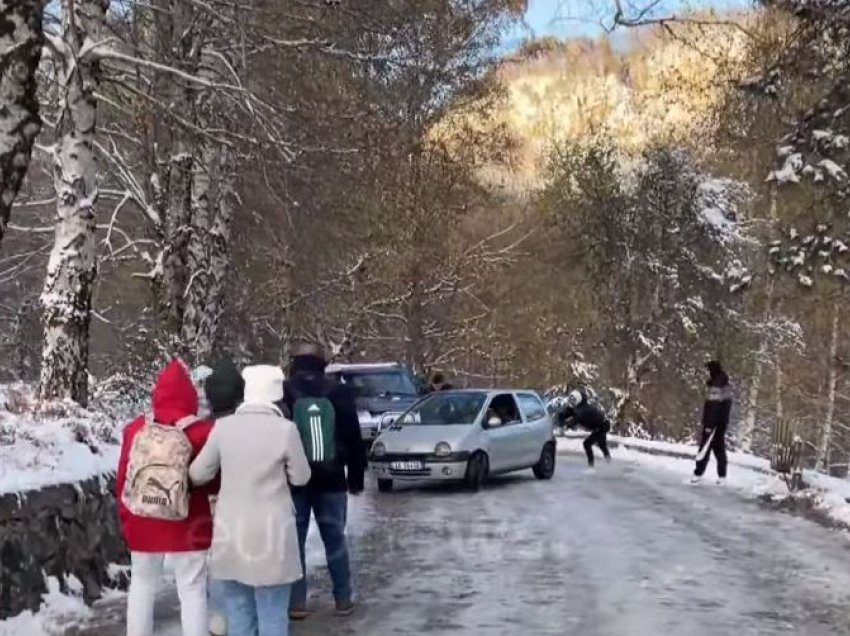 Dardha plot me turistë, akulli në rrugë shkakton probleme me qarkullimin