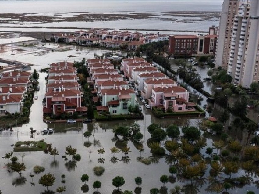 Kaos në Turqi, përmbytje në Stamboll dhe Izmir pas stuhive dhe reshjeve të dendura të shiut