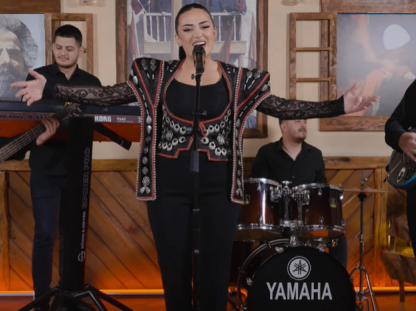 Albina Kelmendi publikon këngën e re “N’ball të Arbërit”