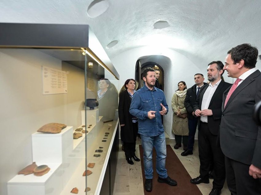 Kurti vizitoi Muzeun Arkeologjik të Prizrenit