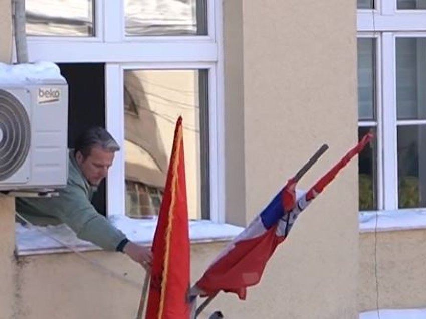 Arifi vendos flamurin kombëtar në objektin e Komunës së Preshevës
