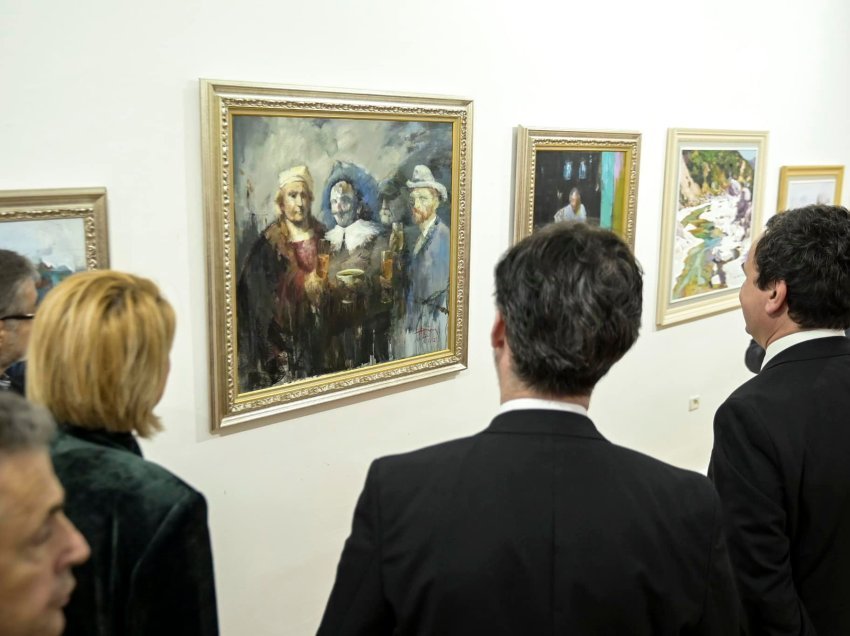 Kurti në Vlorë vizitoi ekspozitën e realizuar  për ditën e Flamurit e të Pavarësisë