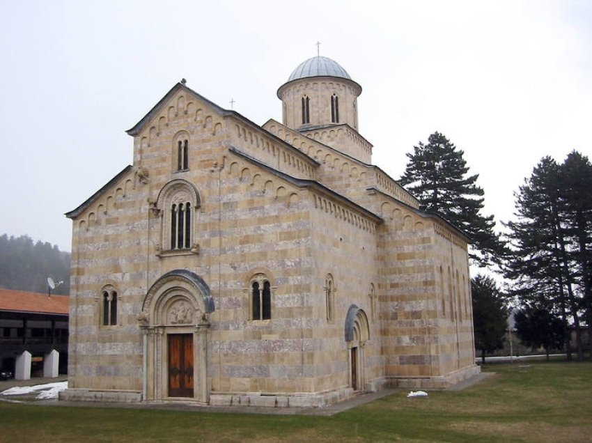 “Taktika e re e serbëve”/ ”Alarmon” analisti: Jo vetëm kishat, por edhe këto objekte po përdoren për strehim nga serbët