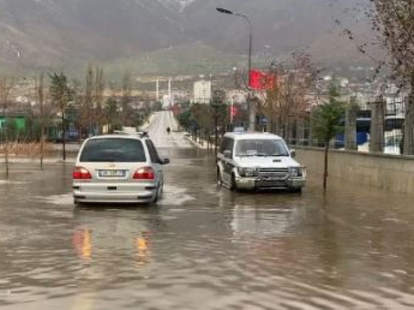 Reshje të dendura shiu edhe në Bulqizë! Bllokohet rruga, shkak i përrenjve dhe pusetave