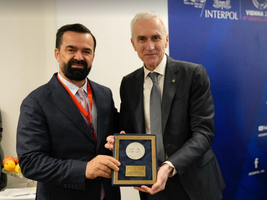 Delegacioni shqiptar në AP të Interpol-it në Vienë takohen me sekretarin e përgjithshëm të Interpol-it Jürgen Stock