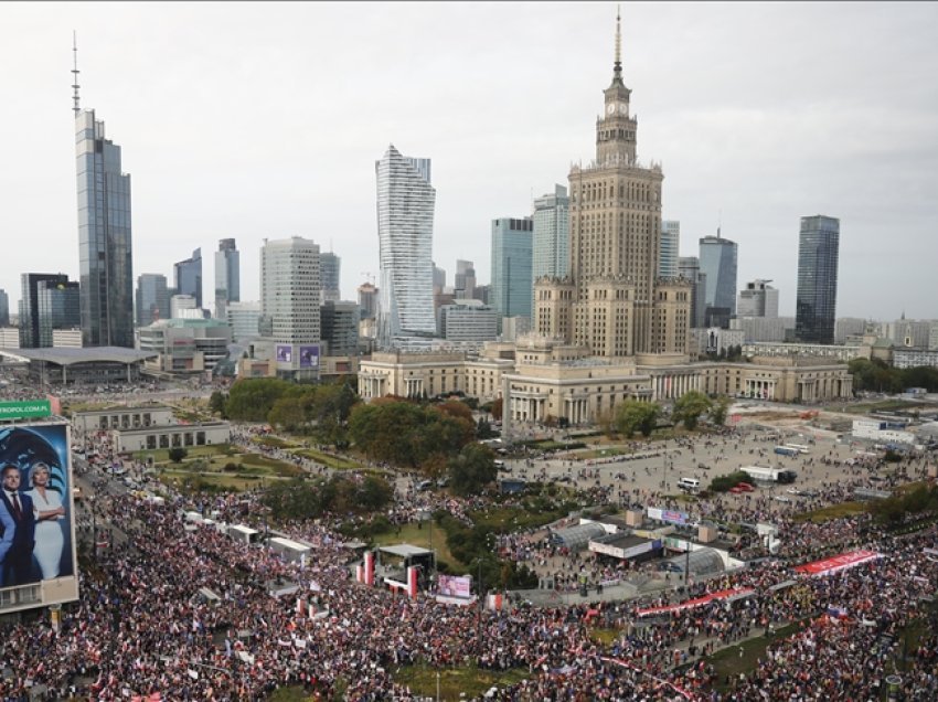 Poloni, mbahet marshimi i opozitës me pjesëmarrjen e dhjetëra mijëra njerëzve