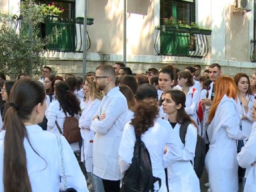 Mjekësia nis me protestë, studentët kundër ligjit për punësimin me detyrim në Shqipëri/ Kërkojnë zgjidhje nga Gjykata Kushtetuese