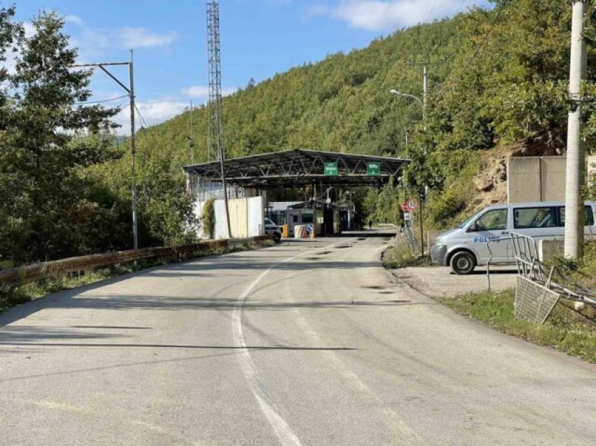 Veturat që hyjnë nga Serbia në Kosovë në pikën kufitare në Bërnjak, po kontrollohen në detaje
