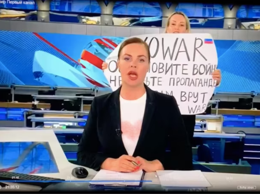Rusia e dënon në mungesë gazetaren që protestoi kundër luftës në Ukrainë