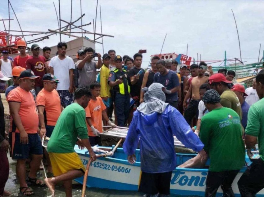 Tre të vdekur në Filipine pasi një anije peshkimi u përplas me një anije të panjohur tregtare