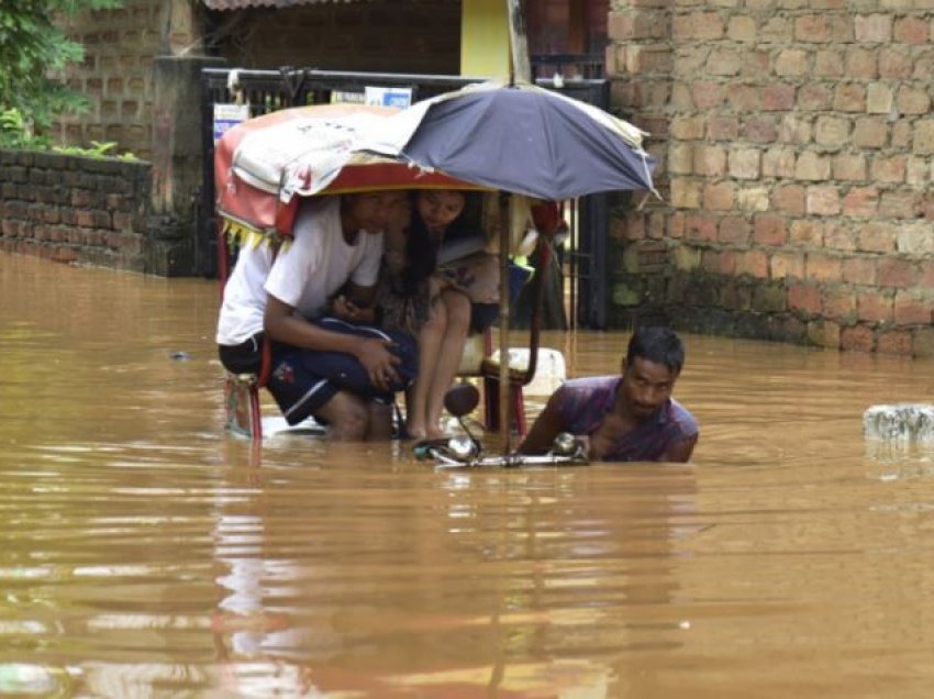 Numri i viktimave nga përmbytjet në Indi shkon në 47