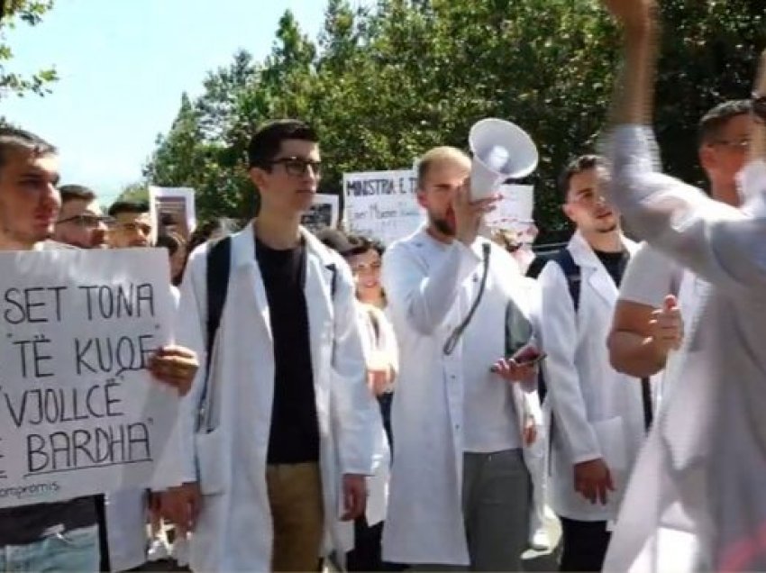 Pr.ligji për punën e detyruar 5 vjet në Shqipëri, studentët e mjekësisë paralajmërojnë protestën e radhës