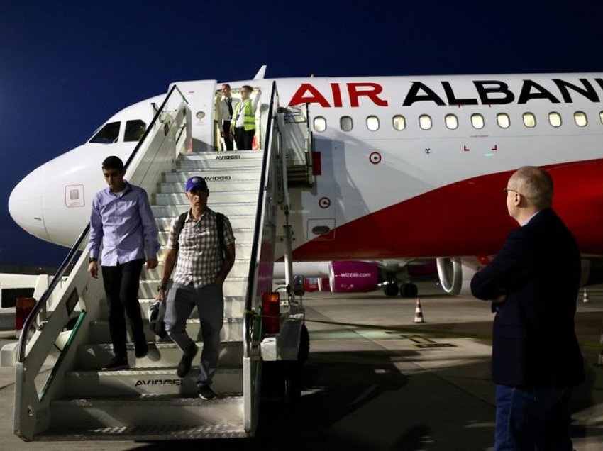 Publikohen pamjet e 40 shqiptarëve pasi mbërrijnë nga Izraeli në Shqipëri