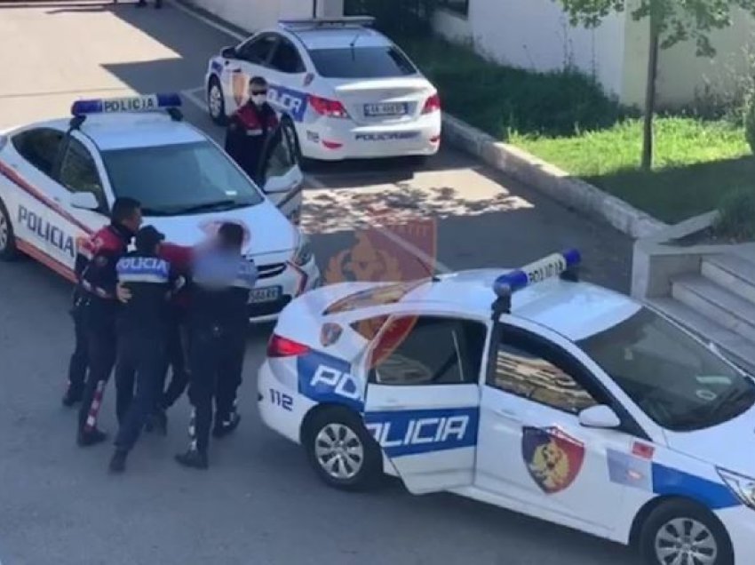 Sekuestrohen 22 kg kanabis dhe disa armë, tre të arrestuar në Elbasan