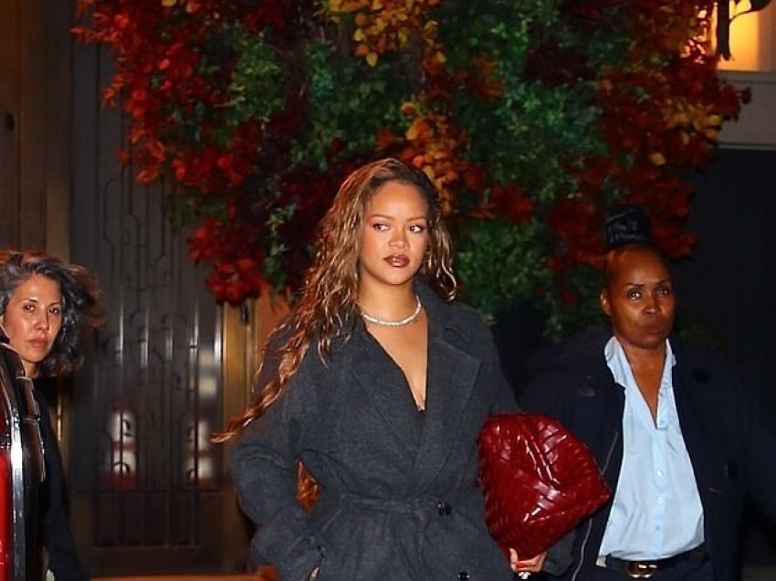 Rihanna merr vëmendje me paraqitjen elegante dhe me stil gjatë një darke në qytetin e New Yorkut