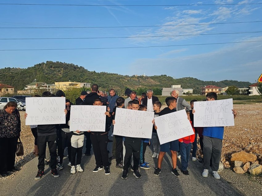 Kundër projektit ‘Thumanë-Kashar’, banorët e Bërxullës në protestë, iu bashkohen fëmijët