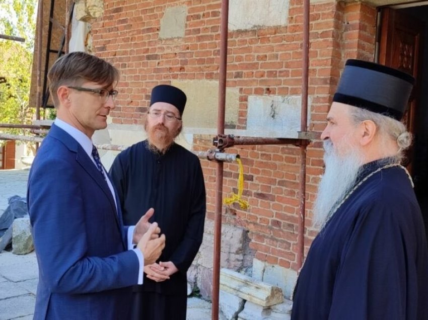 Zyrtari i BE-së viziton Manastirin e Banjskës pas sulmit terrorist të 24 shtatorit