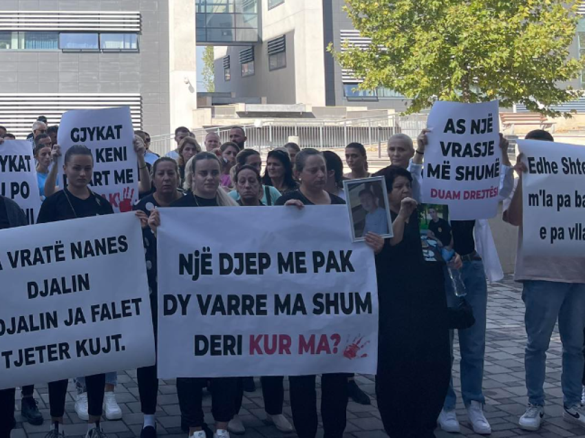 “Një djep më pak dy varre më shumë”- Protestojnë familjarët e viktimave të vrasjes së dyfishtë në Drenas