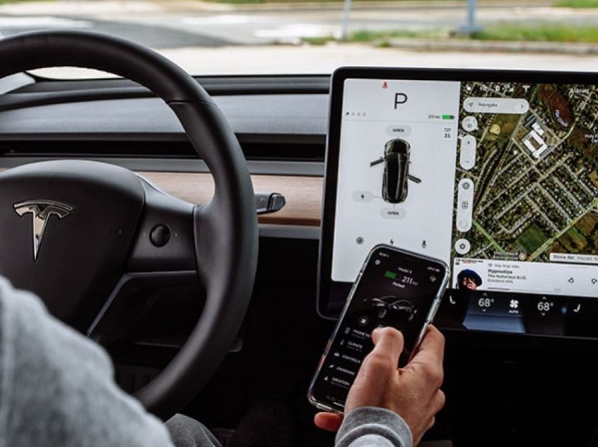 Tesla nis përdorimin e Android Auto dhe Apple CarPlay, hap rrugën për aplikacionet e palëve të treta për veturat e saj