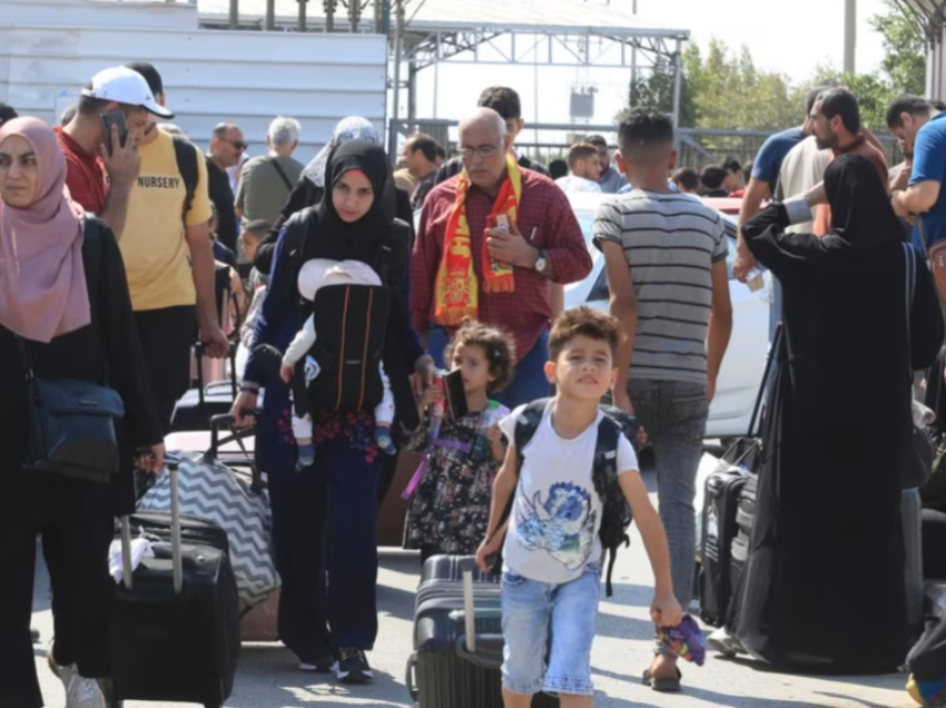Mijëra palestinezë largohen nga Gaza