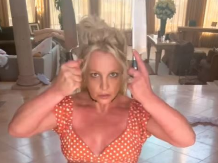 Britney Spears ngjall shqetësim teksa tregon gishtin e fashuar dhe mbeturinat në të gjithë dyshemenë pasi kërceu me thika