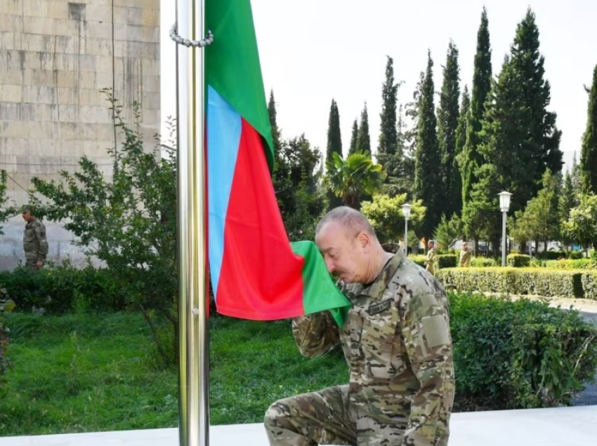 Aliyev ngre flamurin e Azerbajxhanit mbi rajonin e Karabakut