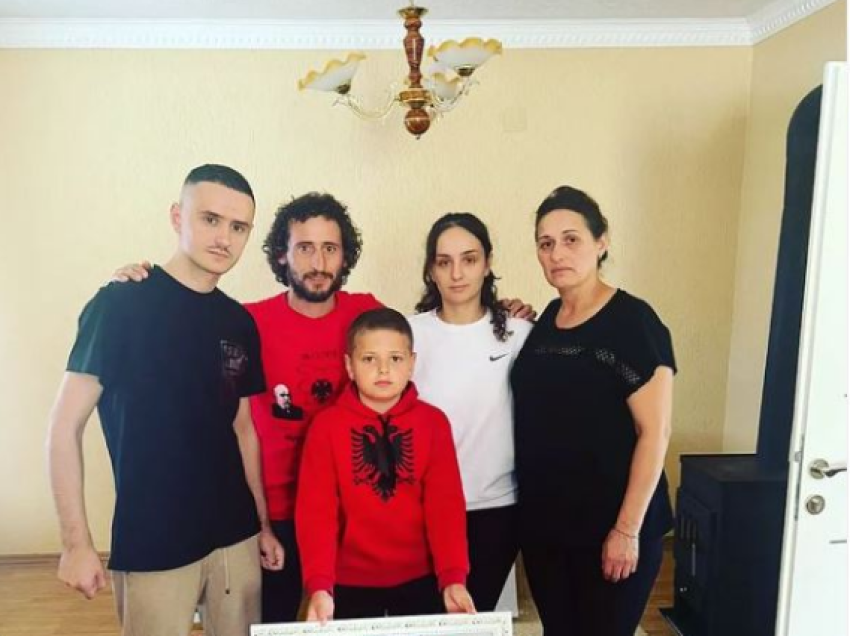 Ndërroi fanellën me Jasir Asanin, por Ballist Morina ia dhuron familjes së dëshmorit në Kosovë