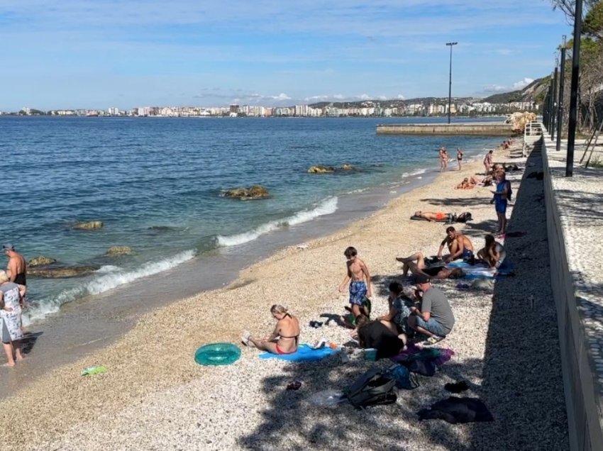 Italianët vijnë ende, në Vlorë vazhdon plazhi