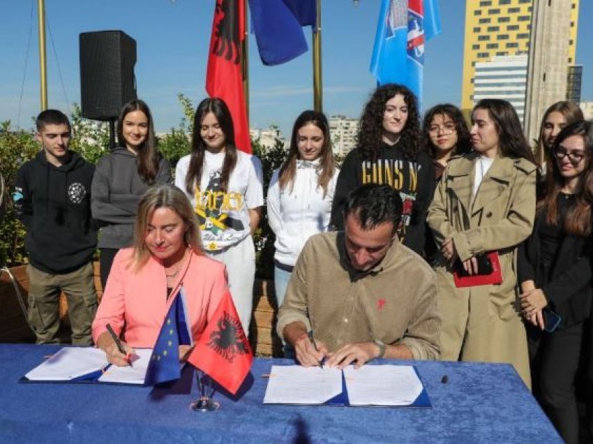 Veliaj dhe Mogherini nënshkruajnë marrëveshjen për Kolegjin Europian në Tiranë: Punojmë për gjeneratën e ardhshme