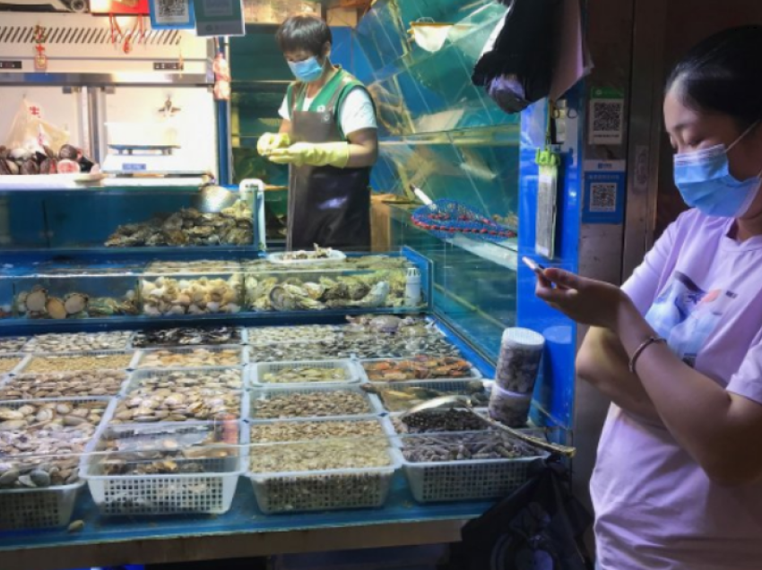 Rusia ndalon përkohësisht ushqimet e detit nga Japonia