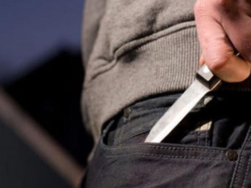 Shqetësuse: Nxënësi i klasës së nëntë në Fushë Kosovë kapet me thikë