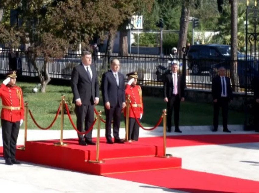 Presidenti i Kroacisë nis vizitën dyditore në Tiranë