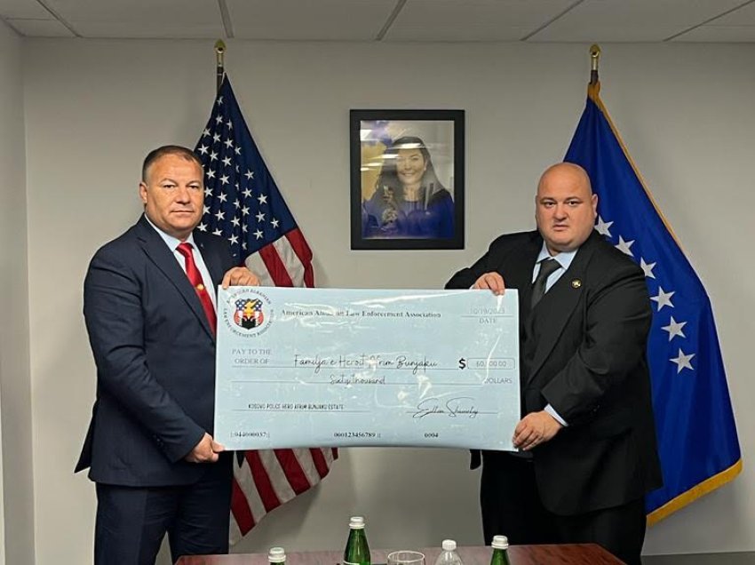 Policët Shqiptarë në Amerikë dorzojnë çekun 60 mijë dollarë, për familjen e Afrim Bunjakut