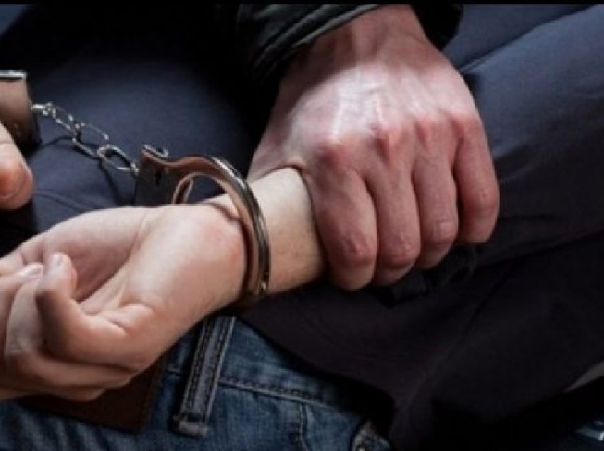Nxënësi në Lipjan kapet me thikë në shkollë, arrestohet nga policia