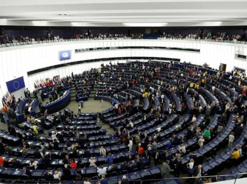 PE miratoi rezolutën për Kosovën, juristët tregojnë efektet e saj – ja çfarë pasojash mund të ketë Serbia 