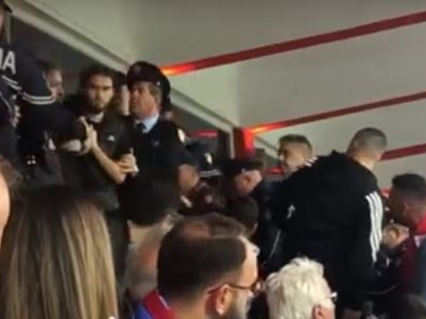 Skandal në stadiumin “Skënderbeu”, babai i lojtarit godet Presidentin e klubit