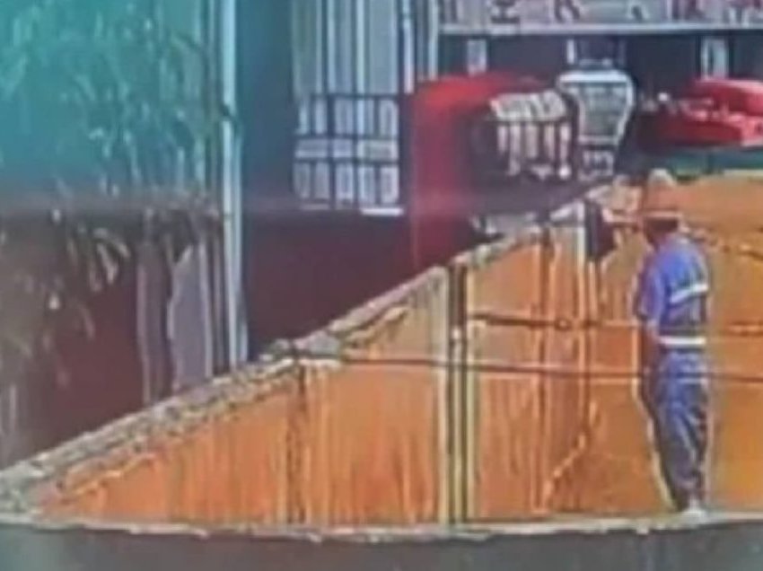 Prodhuesi i birrës në Kinë fillon një hetim pas publikimit të një videoje ku një punonjës i fabrikës shihet duke urinuar në “enën gjigante” të saj